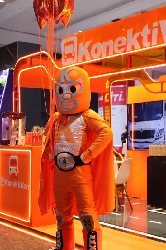 Konektiman, personaje creado por Stephany, en un stand de KonektiVan