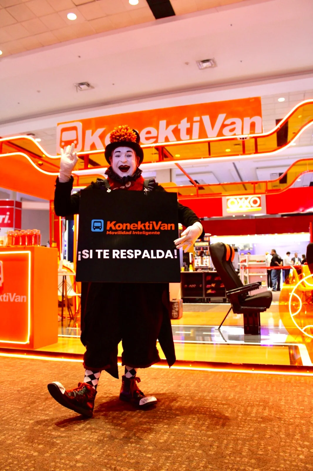 Activación con un mimo en el stand naranja de KonektiVan