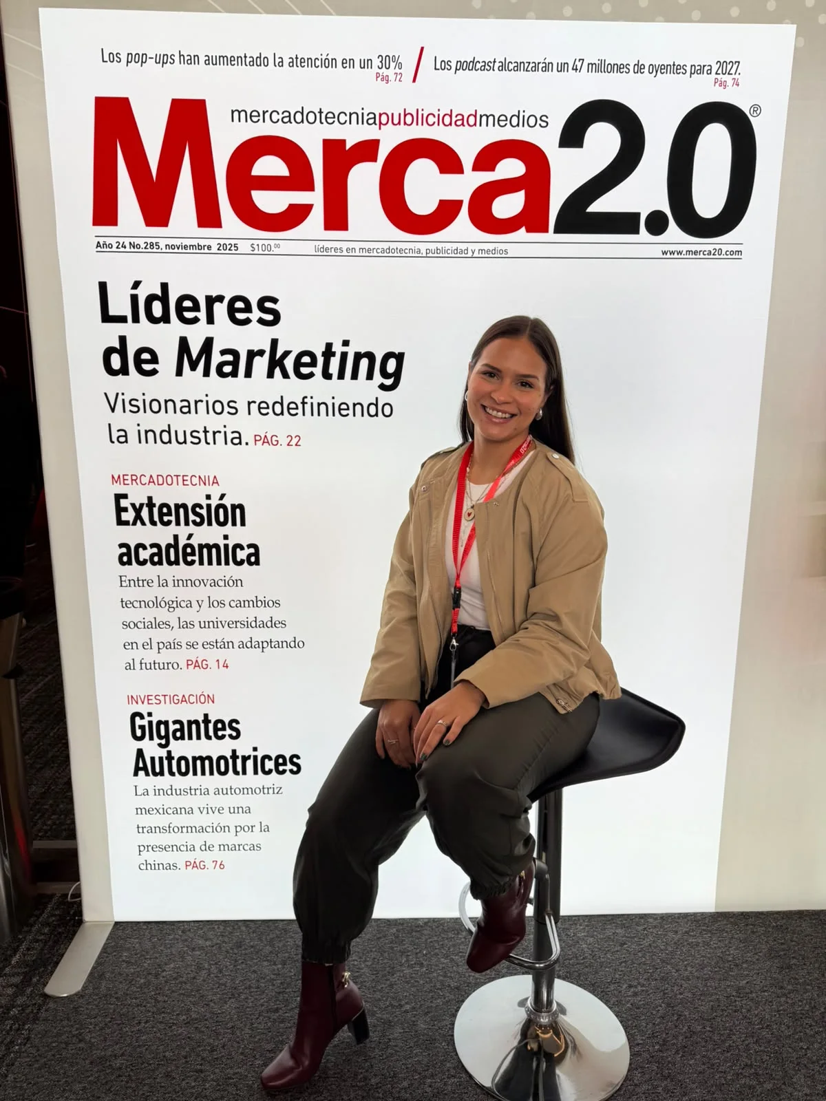 Stephany frente al fondo de Merca 2.0, Líderes de Marketing