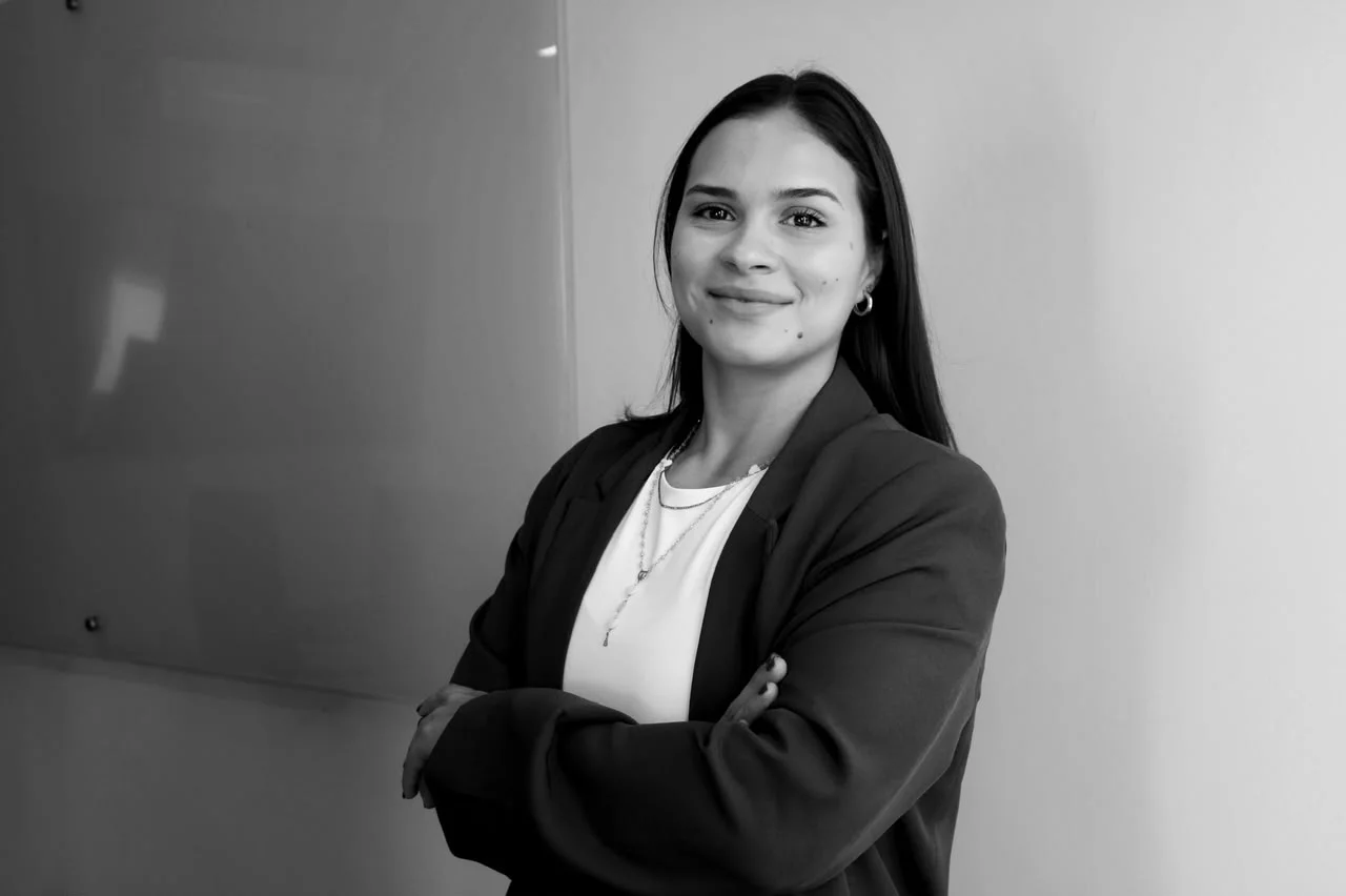 Retrato de Stephany en blanco y negro, con blazer y brazos cruzados