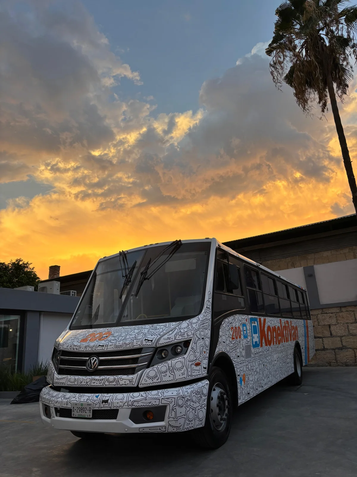 Unidad 200 de KonektiVan con la intervención de Los Dodos al atardecer